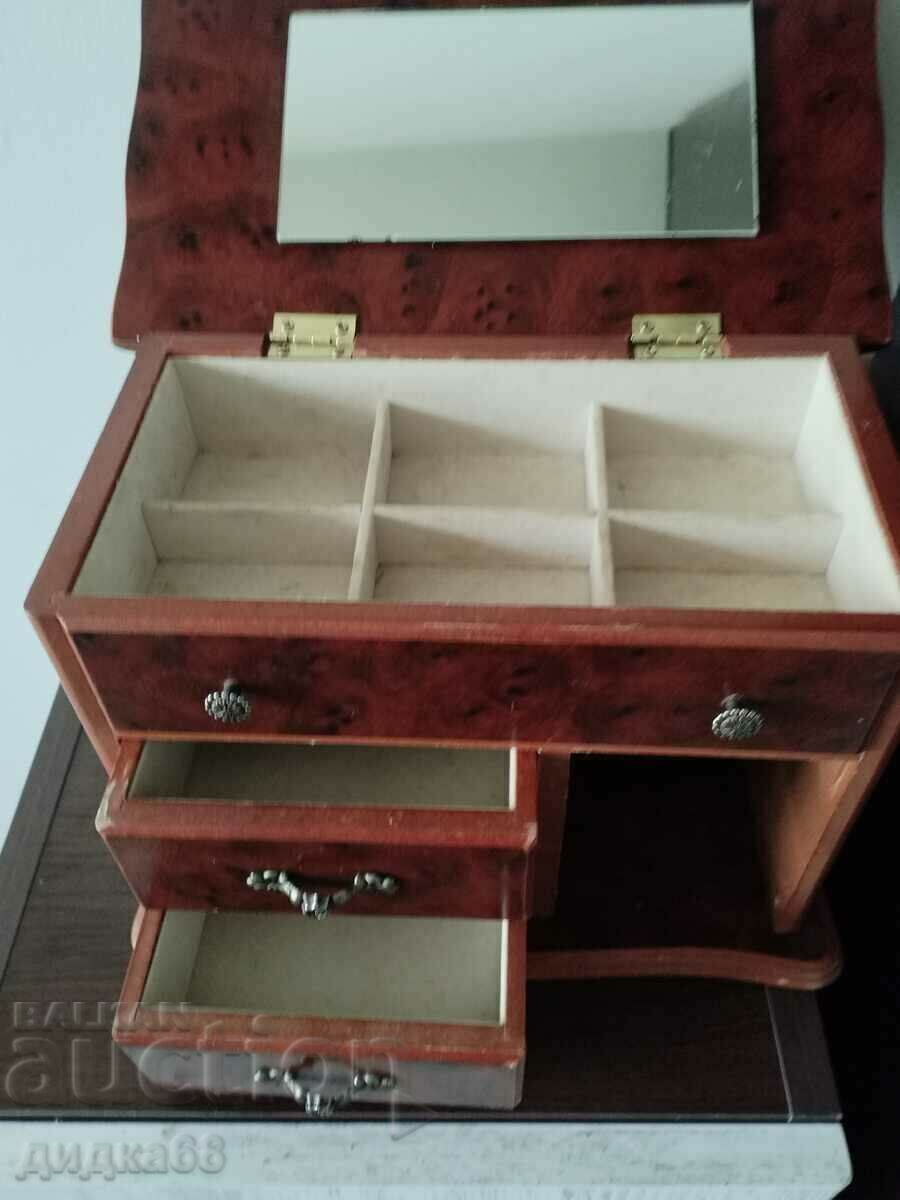 Аукцион Дървена кутия за бижута Аукцион Дървена кутия за бижута