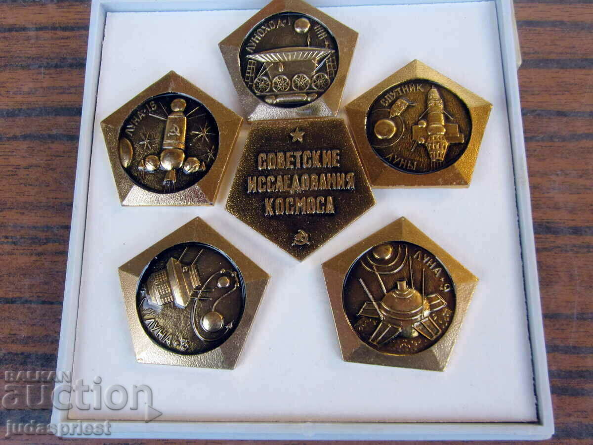 Παράδοση παλιά ρωσικά Σοβιετικά διαστημικά διακριτικά σημάδια χώρο σε ένα κουτί Παράδοση παλιά ρωσικά Σοβιετικά διαστημικά διακριτικά σημάδια χώρο σε ένα κουτί