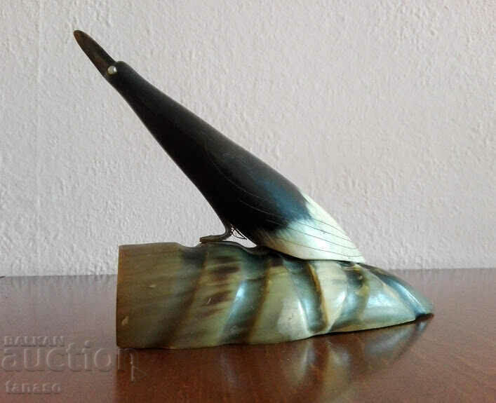 Veche figură a unei păsări din corn