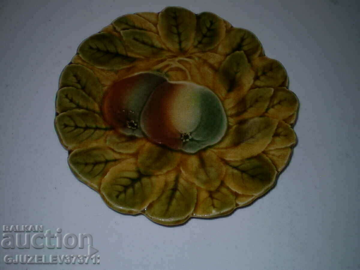 Farfurie de perete din majolica franceza Farfurie de perete din majolica franceza