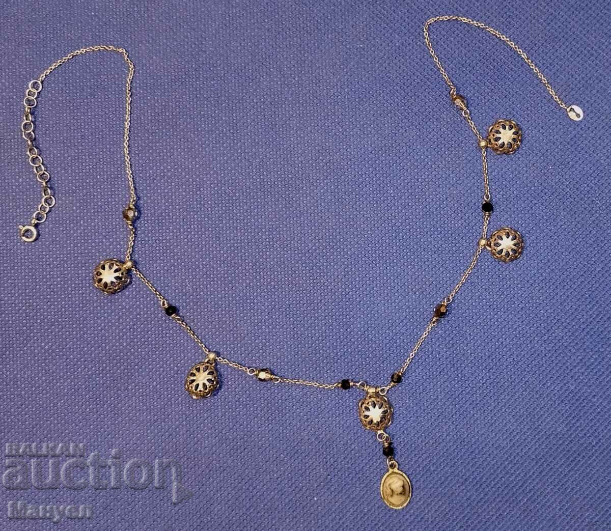 Auction A beautiful silver necklace. Auction A beautiful silver necklace.