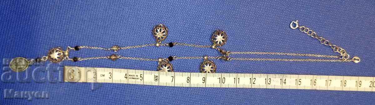 Delivery of A beautiful silver necklace. Delivery of A beautiful silver necklace.