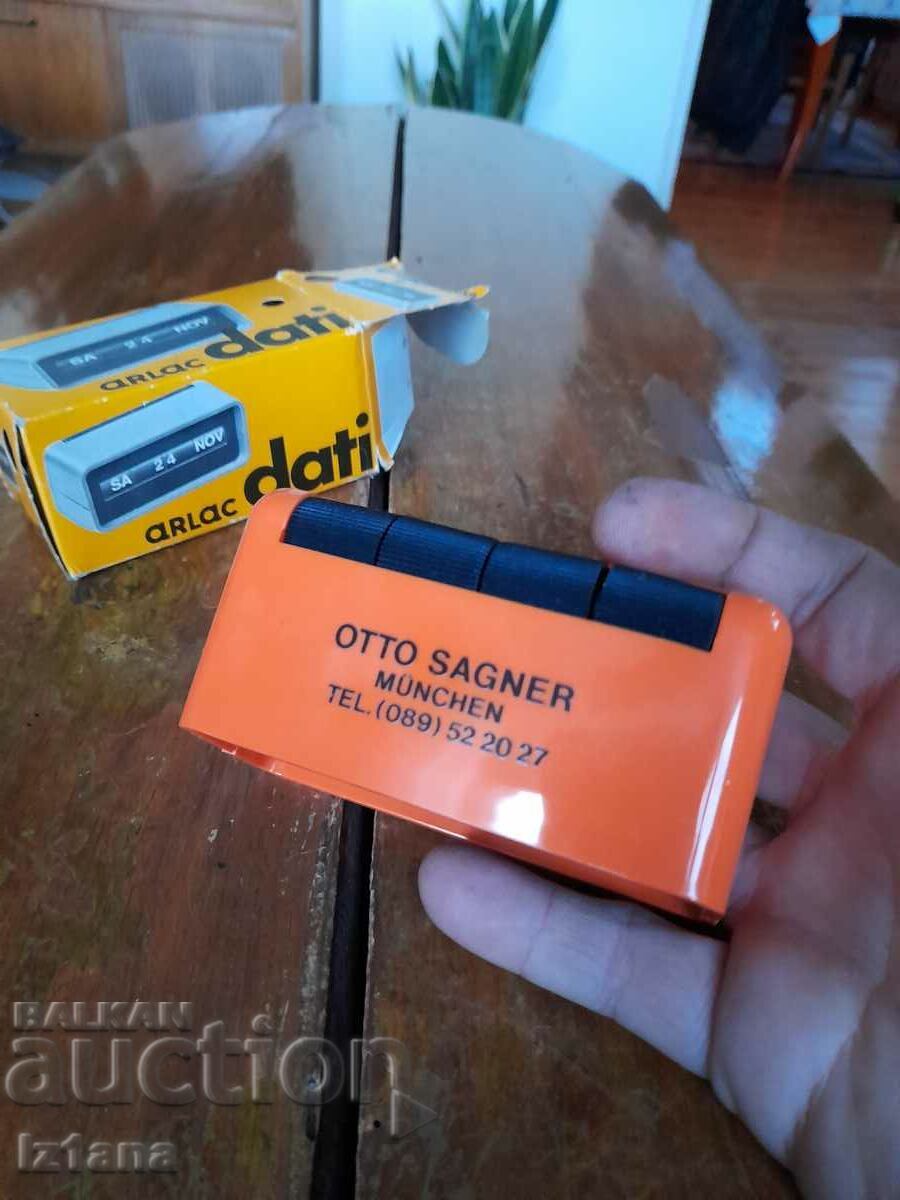 Delivery of Old hand calendar Delivery of Old hand calendar