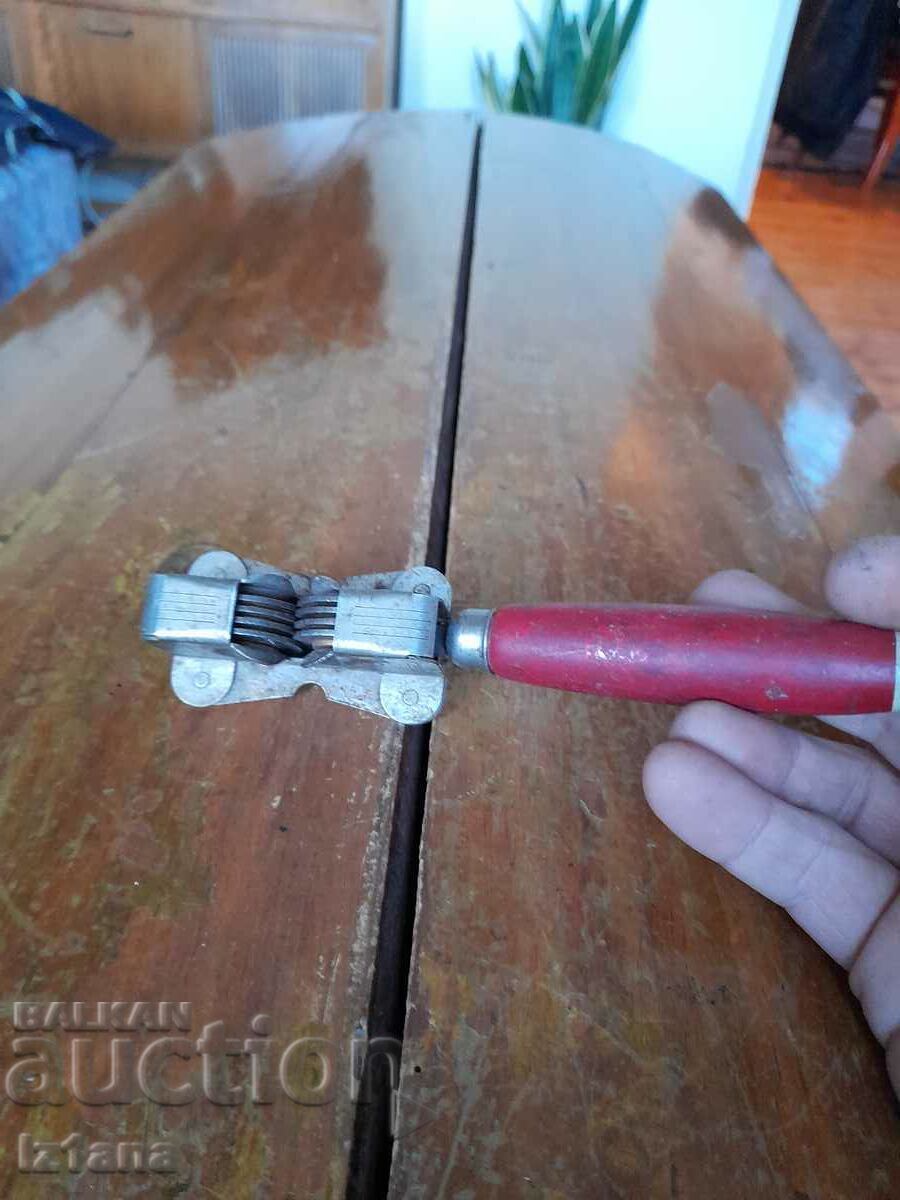 Παλιά ξύστρα μαχαιριών, μαχαίρια με τιμή 33.00 BGN | € 16.87 Παλιά ξύστρα μαχαιριών, μαχαίρια με τιμή 33.00 BGN | € 16.87