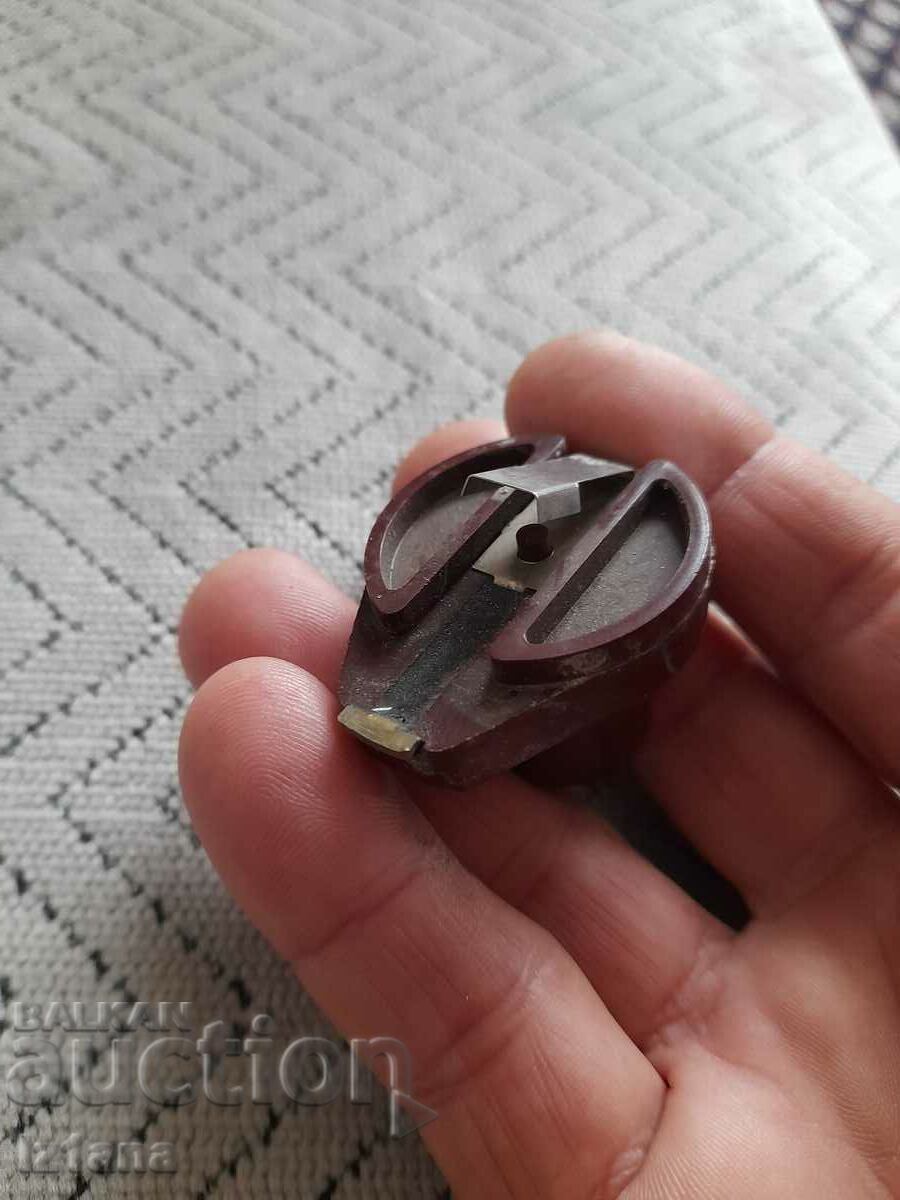 Degetul mare al capacului de distribuitor vechi cu preț 11.00 BGN | € 5.62