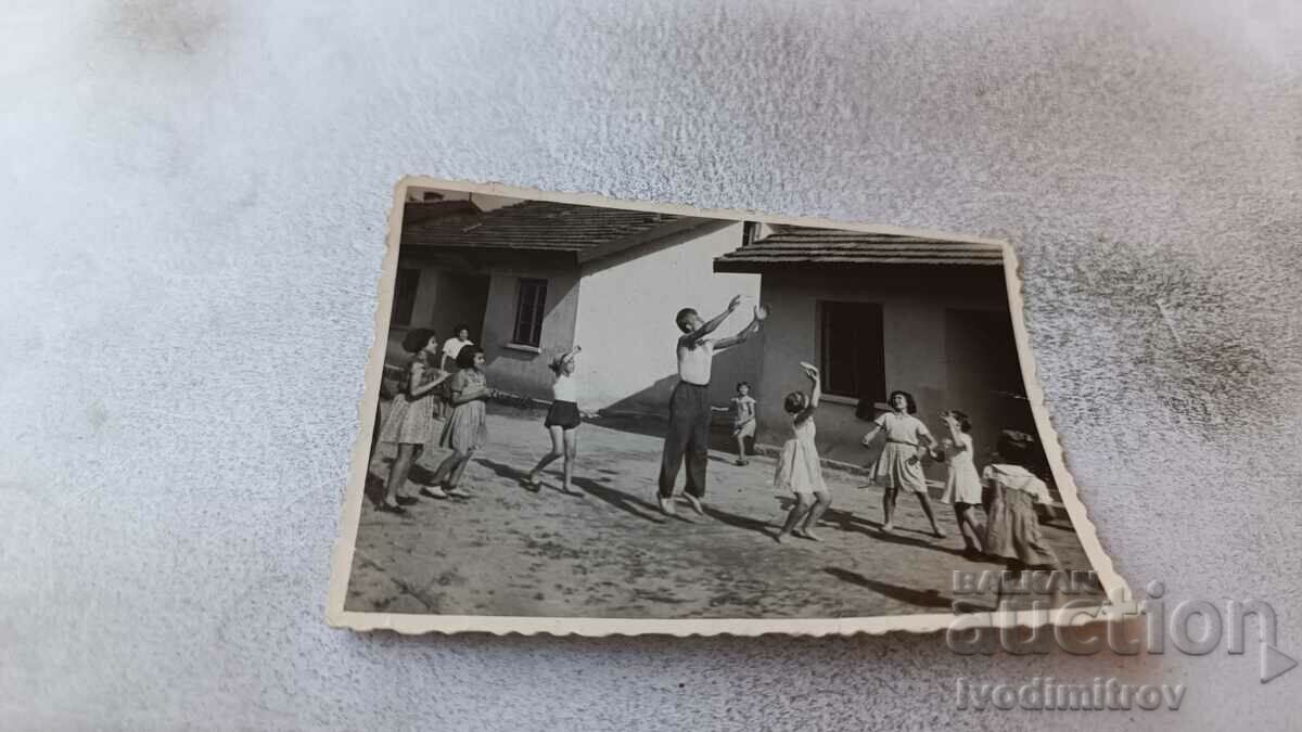 Снимка Деца играещи на двора