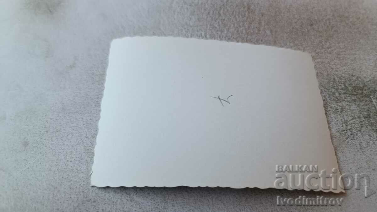 Fotografie Un bărbat în pantaloni scurți stând pe iarbă cu preț 1.85 BGN | € 0.95