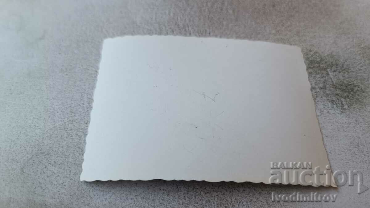 Foto Omul în pantaloni scurți în curte cu preț 1.85 BGN | € 0.95 Foto Omul în pantaloni scurți în curte cu preț 1.85 BGN | € 0.95