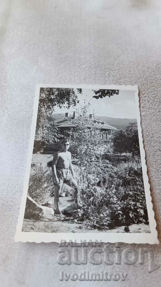 Снимка Мъж с къси панталони в двора