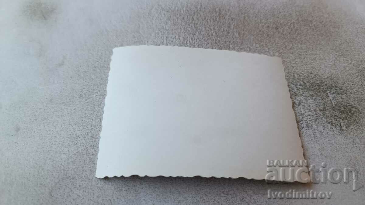 Φωτογραφία Άνδρας με σορτς στην αυλή με τιμή 1.85 BGN | € 0.95 Φωτογραφία Άνδρας με σορτς στην αυλή με τιμή 1.85 BGN | € 0.95