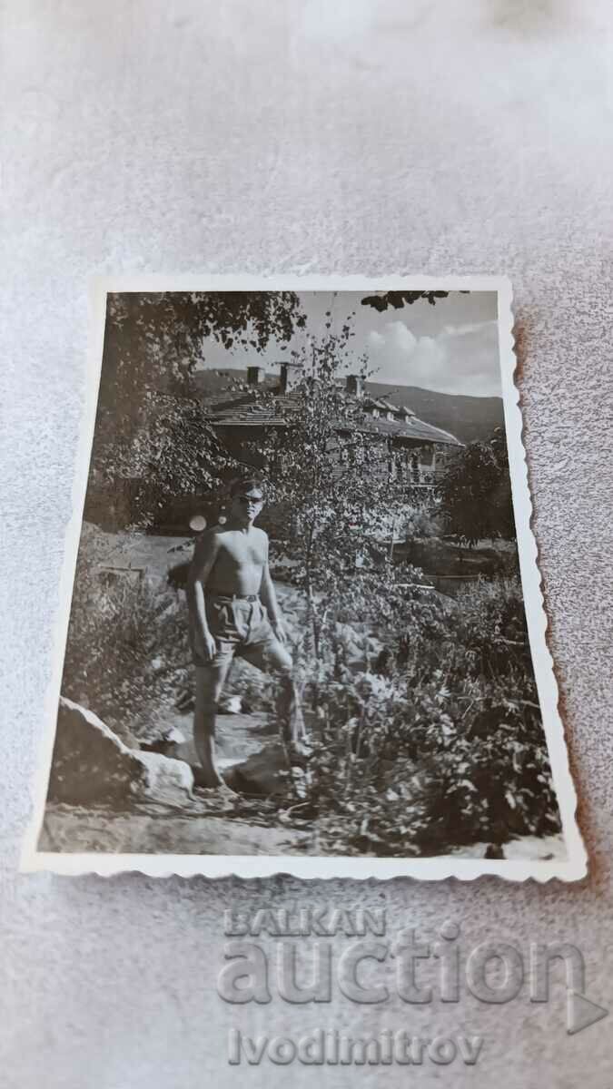 Снимка Мъж с къси панталони в двора