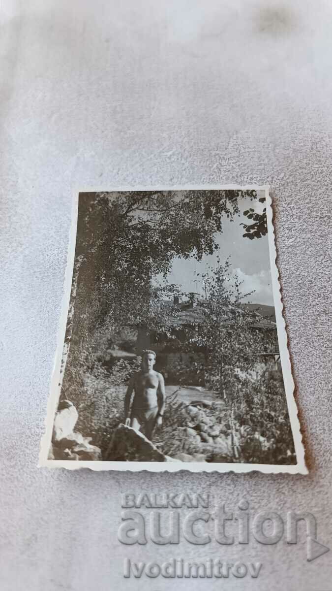 Φωτογραφία Άνδρας με σορτς στην αυλή