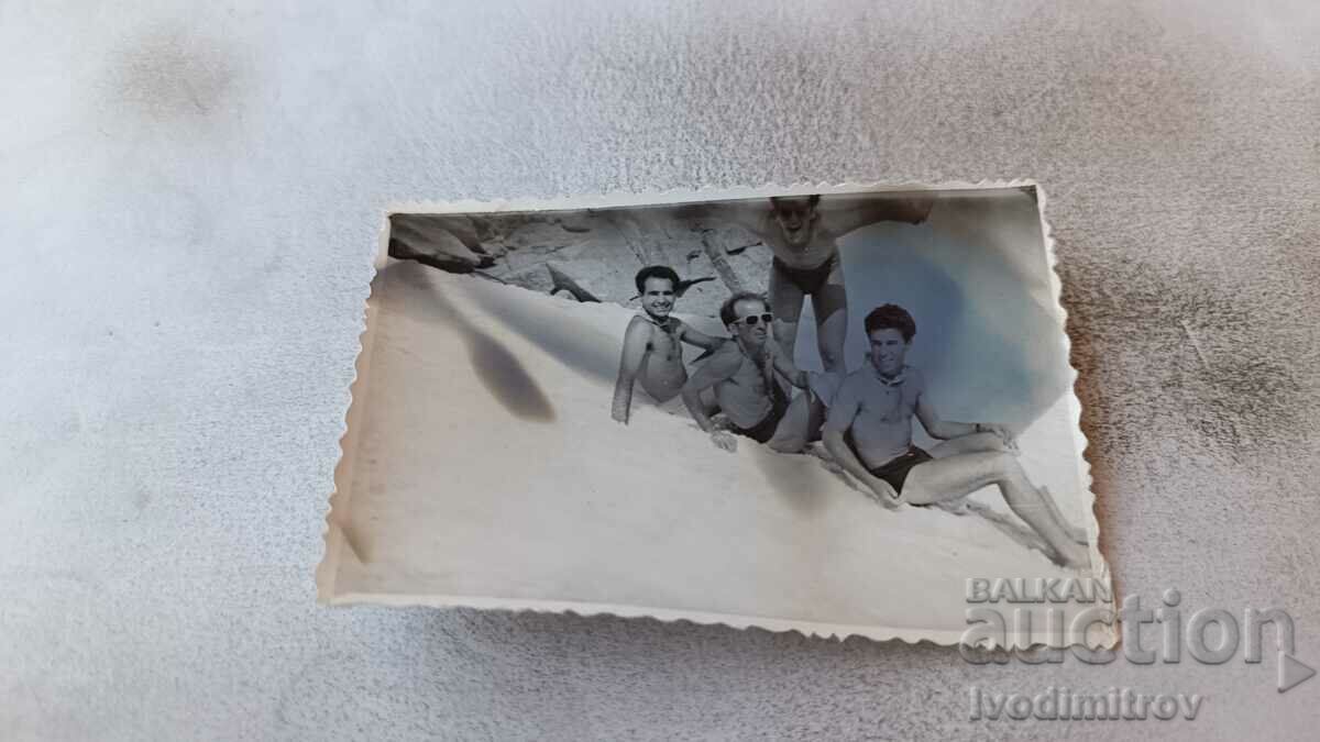 Снимка Четирима мъже по бански на снега в планината