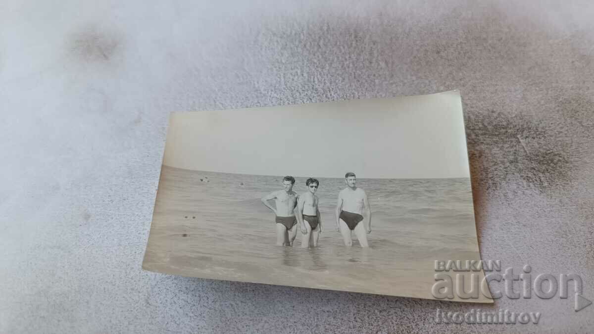 Снимка Трима мъже на брега на морето