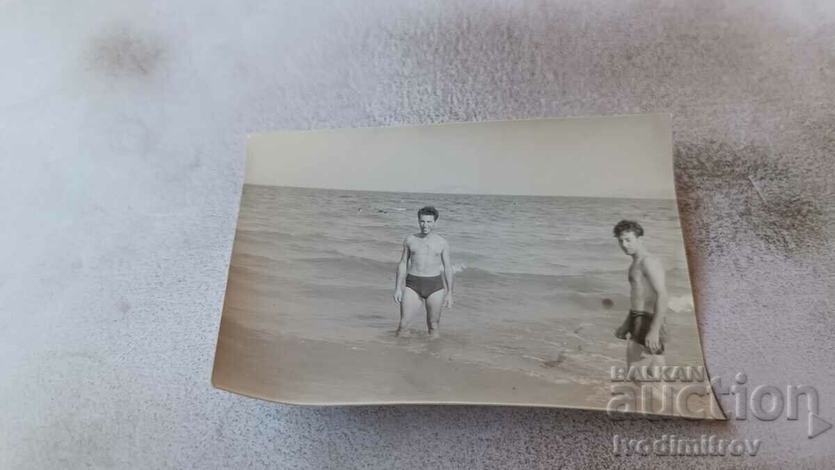 Снимка Двама мъже на брега на морето