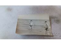 Foto Doi bărbați pe plajă
