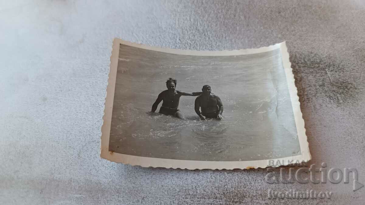 Φωτογραφία Δύο άνδρες στην παραλία