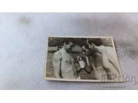 Φωτογραφία Τρεις νεαροί άνδρες γυμνοί μέχρι τη μέση