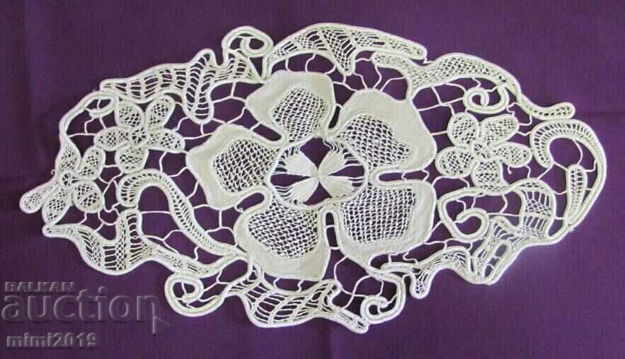 Pătură croșetată manual anilor 40, carouri cu preț 60.00 BGN | € 30.68 Pătură croșetată manual anilor 40, carouri cu preț 60.00 BGN | € 30.68