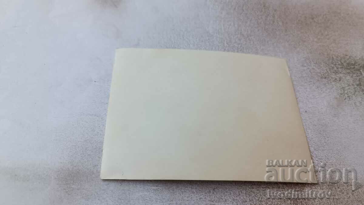 Fotografie Bărbat femeie și fată stând pe o stâncă în mare cu preț 1.65 BGN | € 0.84 Fotografie Bărbat femeie și fată stând pe o stâncă în mare cu preț 1.65 BGN | € 0.84