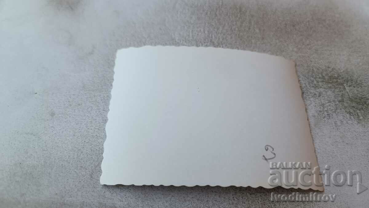 Fotografie Două tinere întinse pe plajă cu preț 1.65 BGN | € 0.84