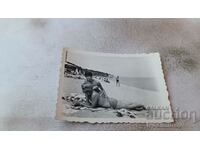 Снимка Две млади жени легнали на плажа