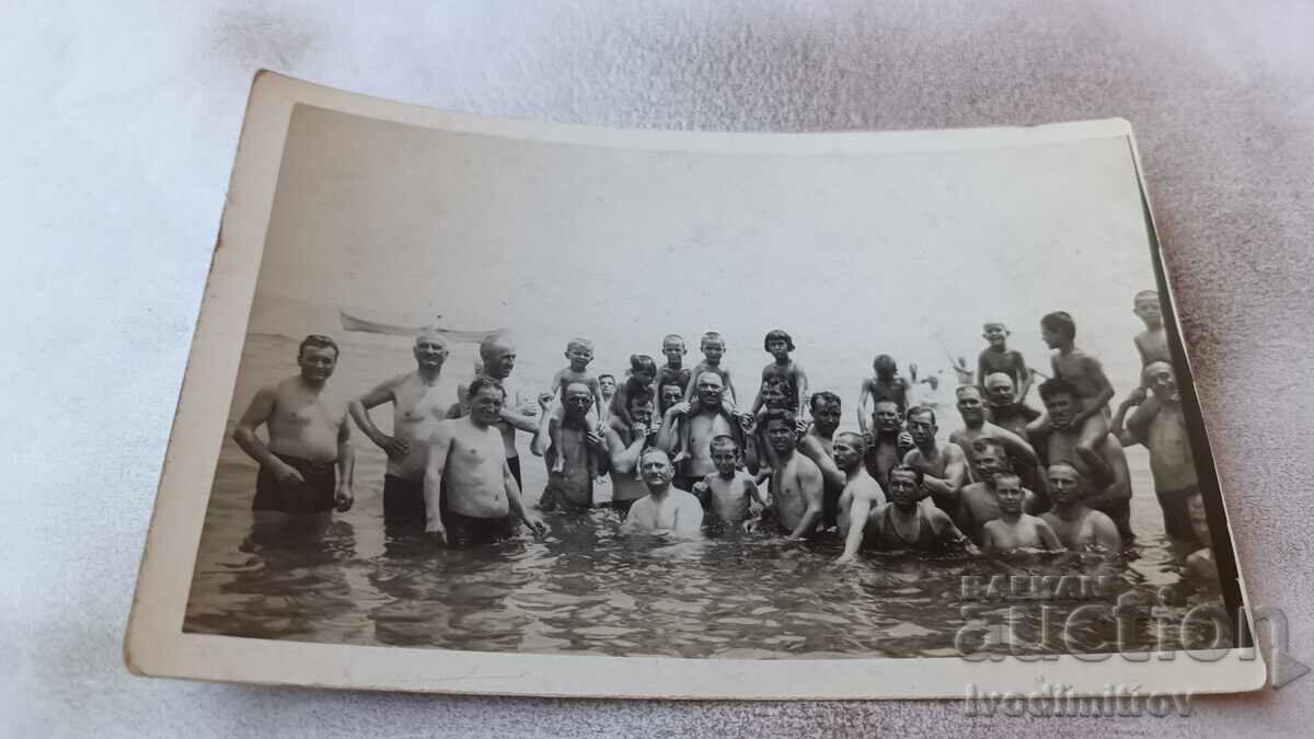 Photo Men, youth and children in the sea