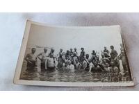 Φωτογραφία Άνδρες, νέοι και παιδιά στη θάλασσα