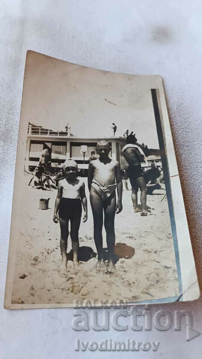 Снимка Варна Момче и момиче с ретро бански на плажа 1932