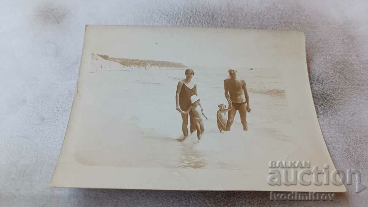 Снимка Мъж жена момче и момиче на брега на морето