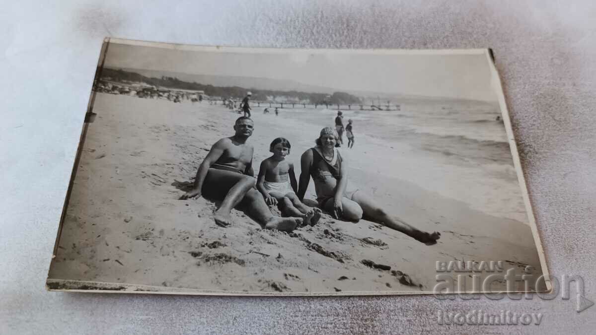 Photo Varna Man, woman and girl sitting on the sand