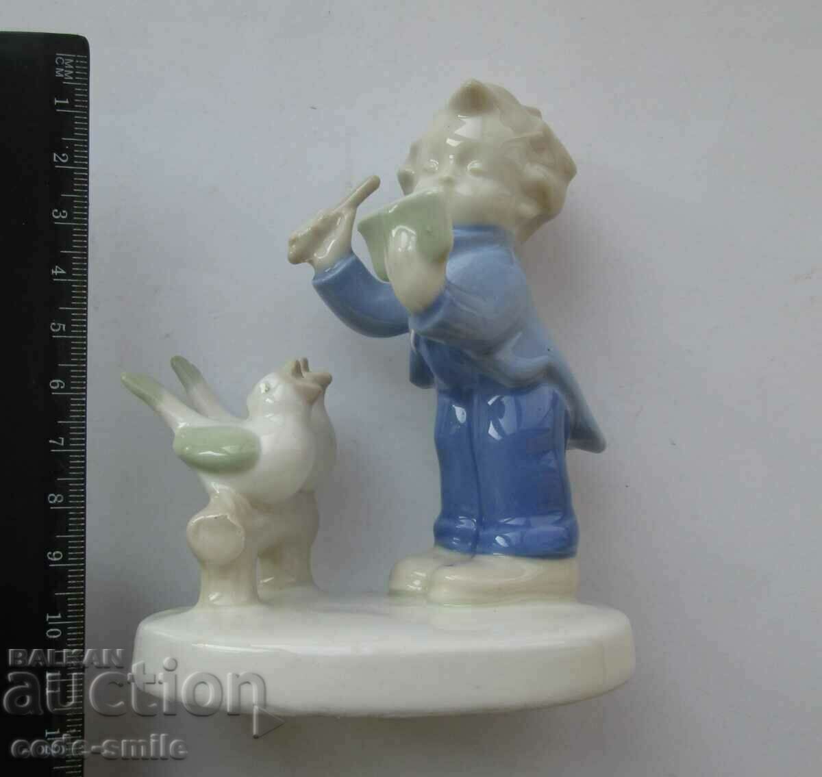 Veche figurina statueta din portelan "Boy Conductor" portelan cu preț 95.00 BGN | € 48.57 Veche figurina statueta din portelan "Boy Conductor" portelan cu preț 95.00 BGN | € 48.57