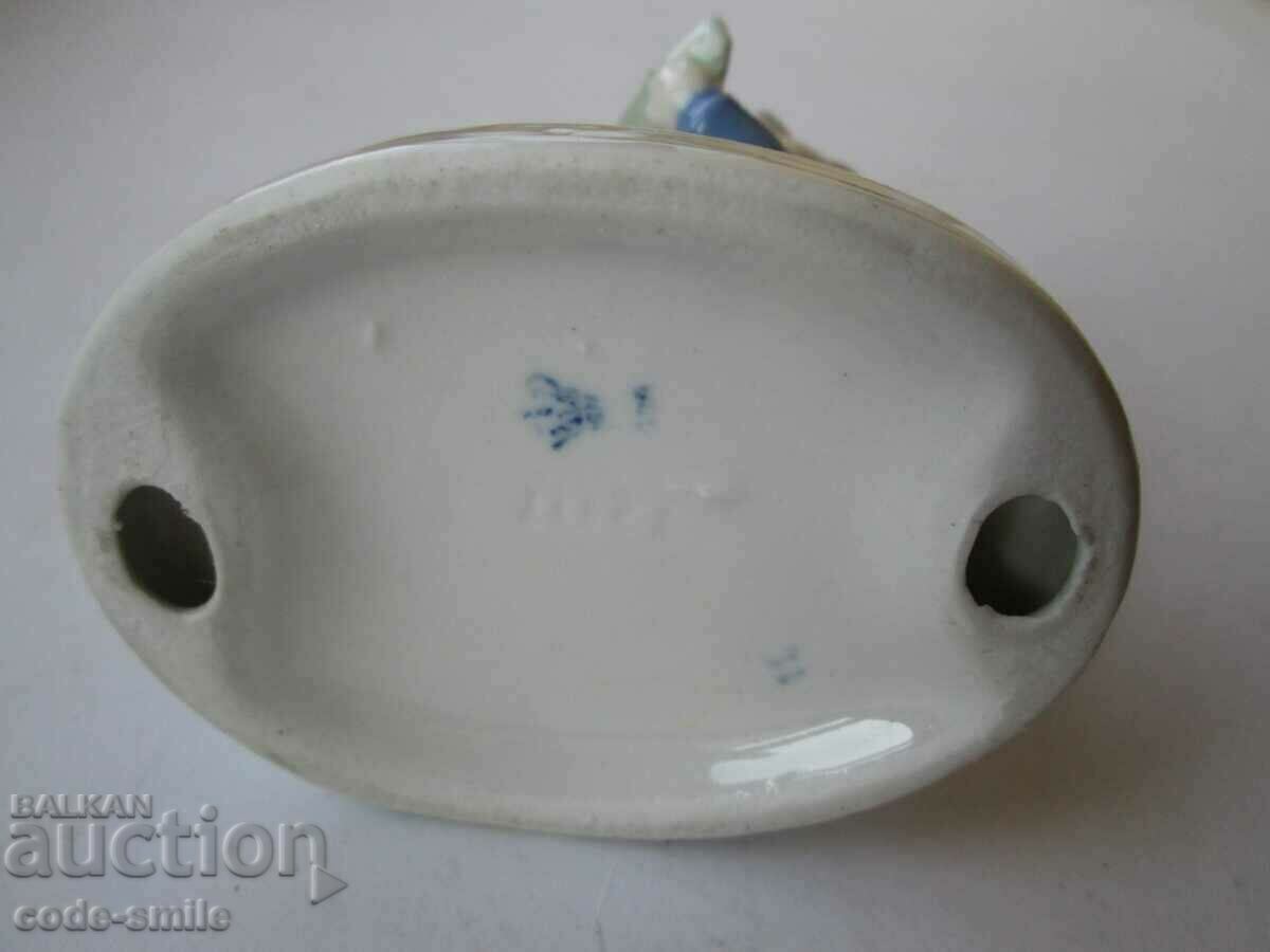 Veche figurina statueta din portelan "Boy Conductor" portelan - 5 Veche figurina statueta din portelan "Boy Conductor" portelan - 5