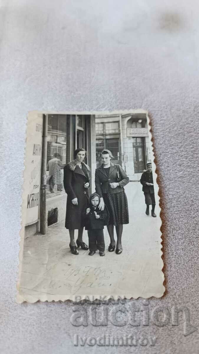 Φωτογραφία Σοφία Δύο γυναίκες και ένα κοριτσάκι μπροστά από το Tiger Beer Hall