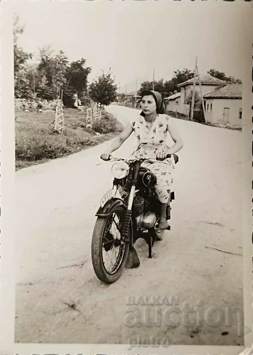 България Стара снимка фотография - млада жена управлява...