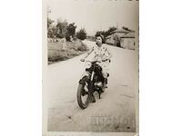 Bulgaria Fotografie veche - tânără care conduce...