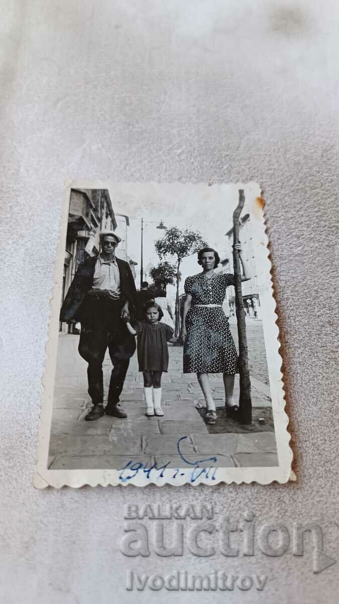Снимка София Мъж жена и малко момиченце на разходка 1941