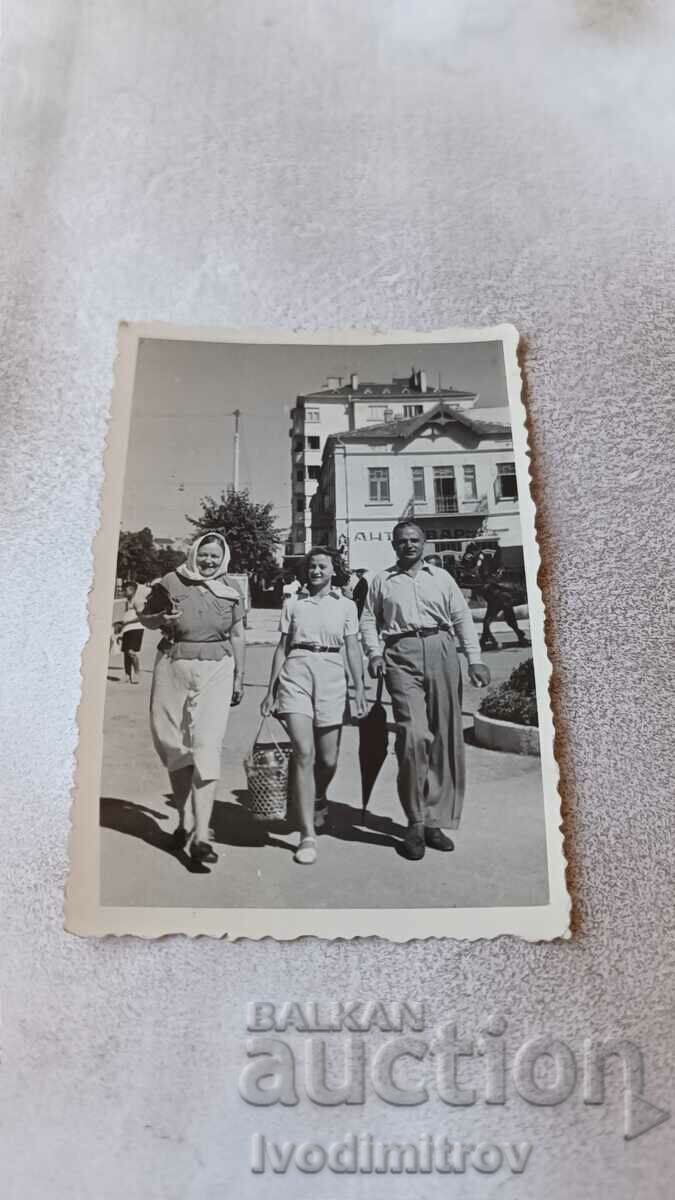 Photo Varna A man and two women on a walk