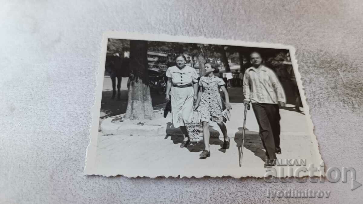 Φωτογραφία Βάρνα Άνδρας, γυναίκα και κορίτσι σε μια βόλτα