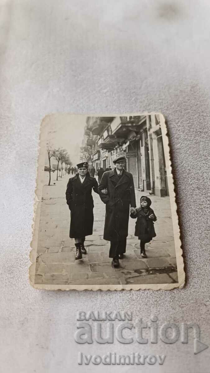 Снимка София Мъж жена и малко момиченце на разходка 1941