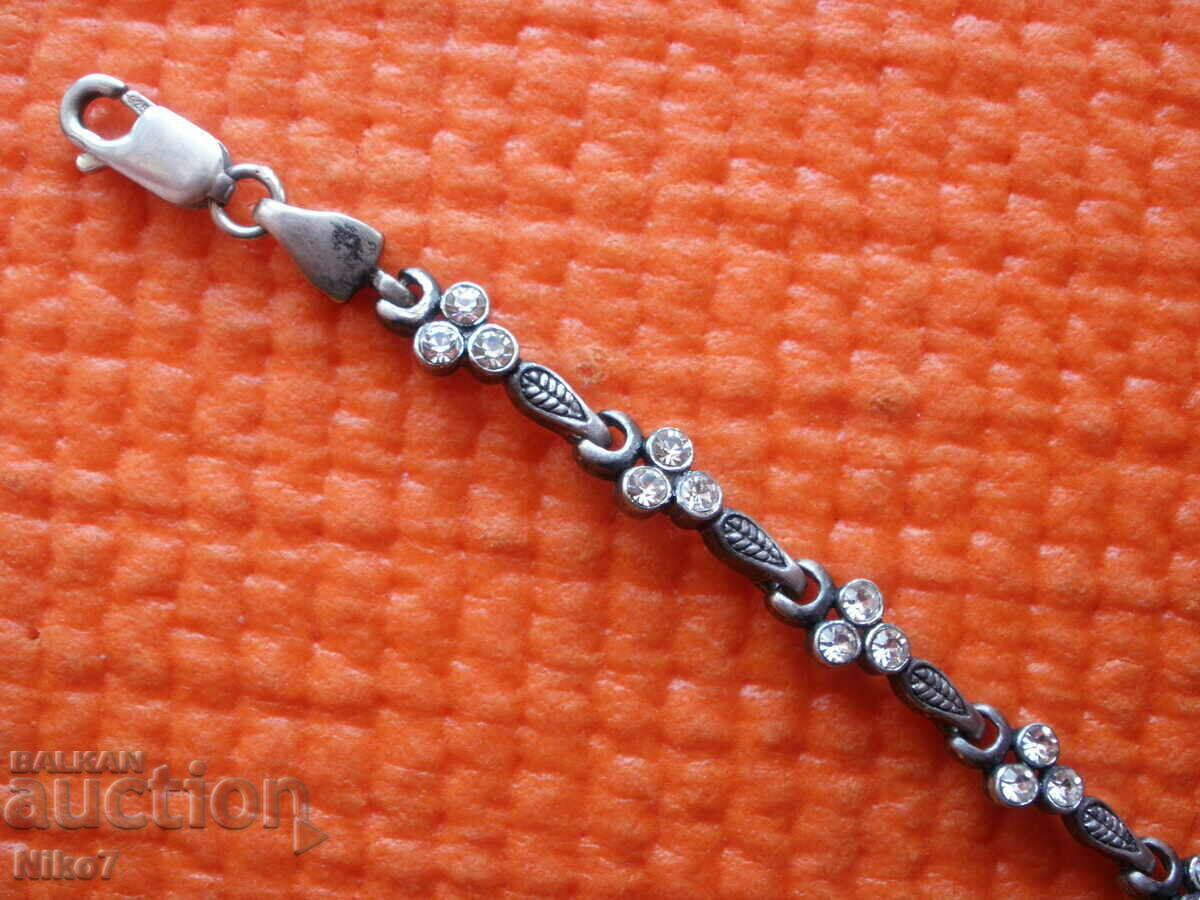 Παράδοση Παλιό ασημένιο βραχιόλι με πέτρες. Παράδοση Παλιό ασημένιο βραχιόλι με πέτρες.