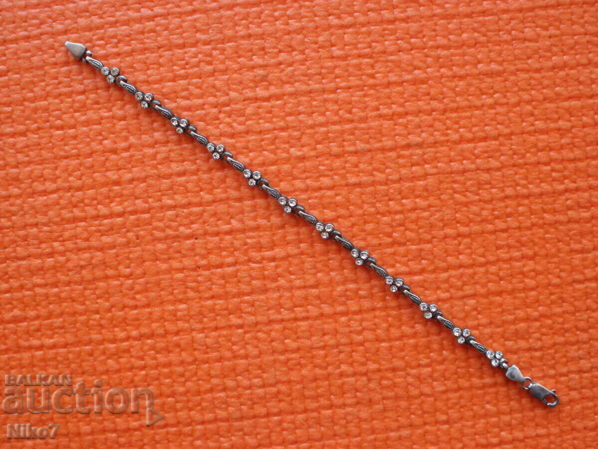 Παλιό ασημένιο βραχιόλι με πέτρες. Παλιό ασημένιο βραχιόλι με πέτρες.