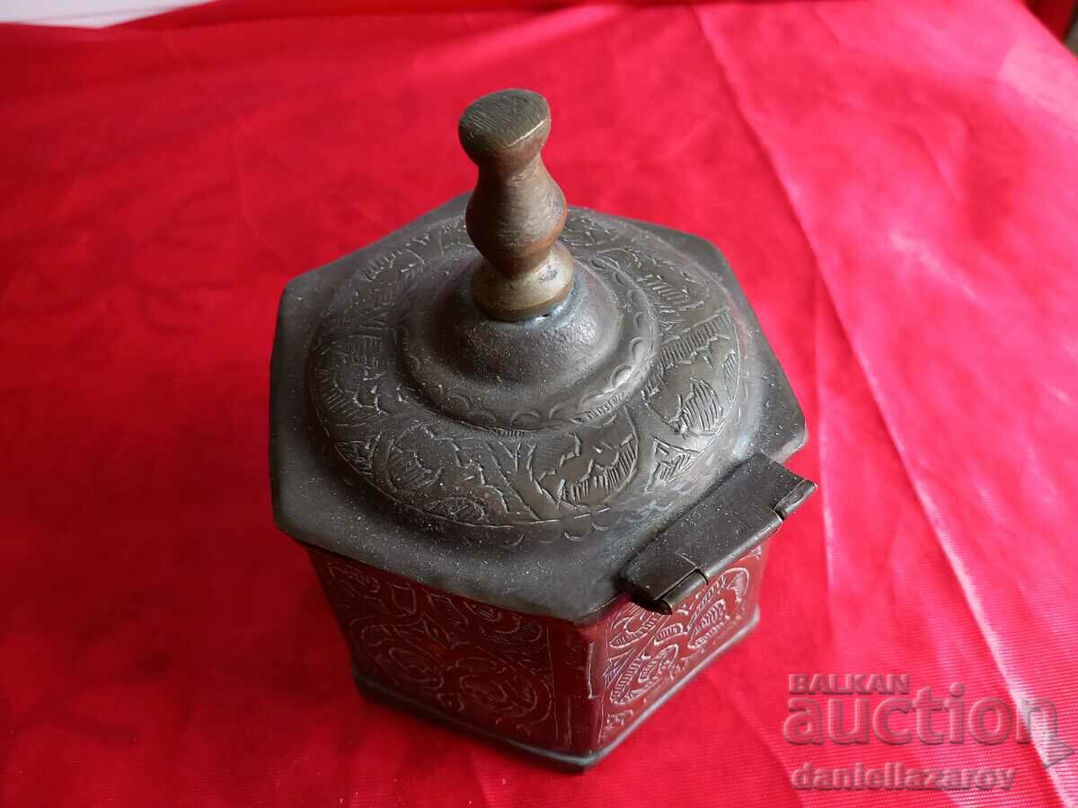 Delivery of Antique OTTOMAN Bronze Box 19th Century. Delivery of Antique OTTOMAN Bronze Box 19th Century.