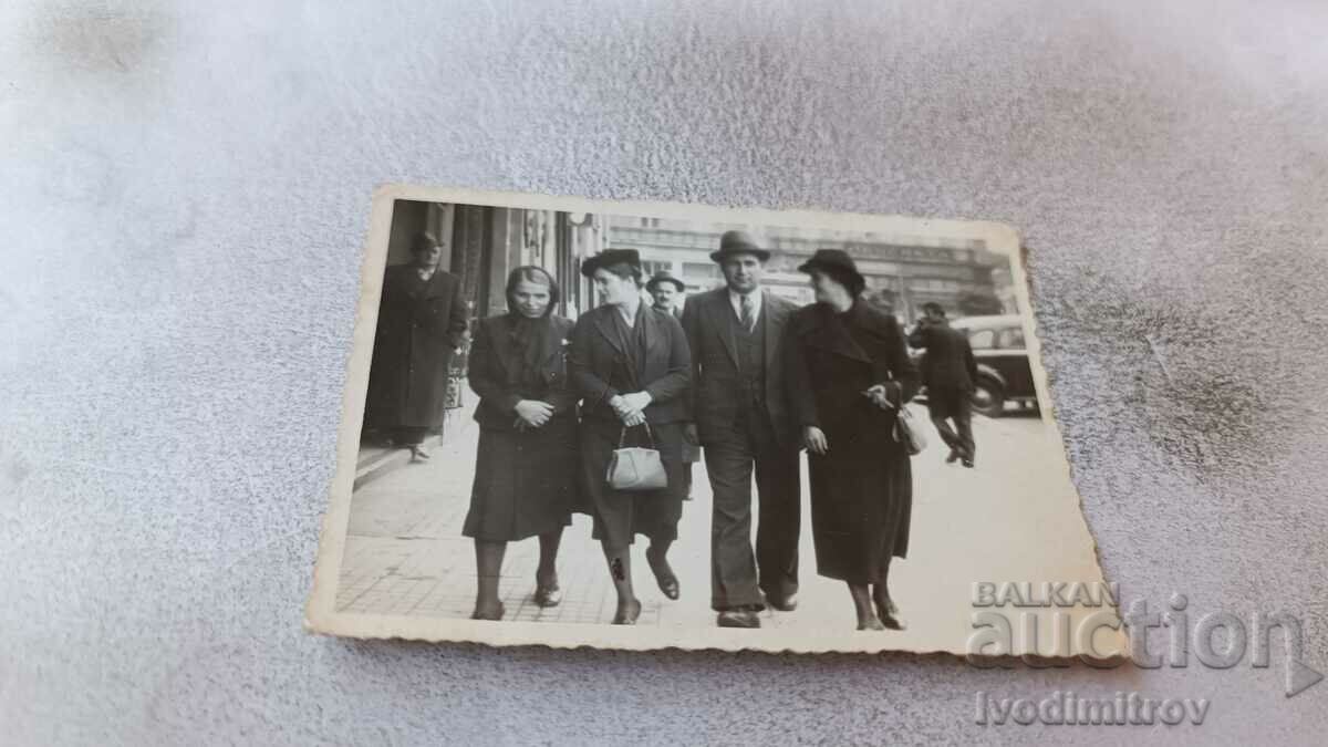 Снимка София Мъж и три жени на разходка