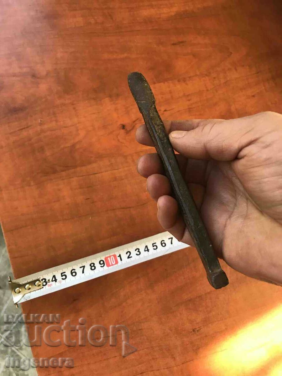 Delivery of LEATHER'S TOOL PRIMITIVE FOR HORSE AMMUNITION HOLE