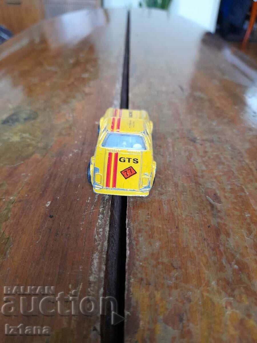 Mașină veche, cărucior