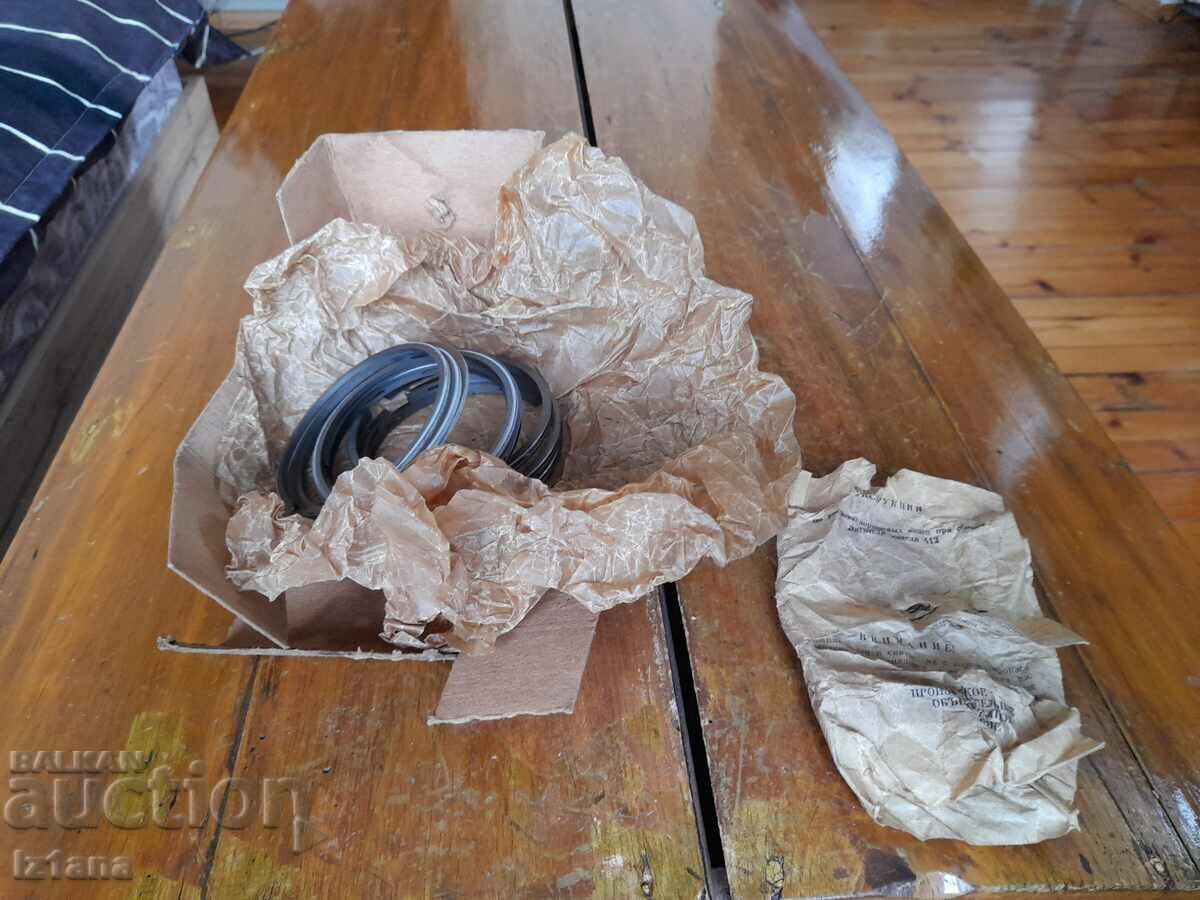 Vechiul Moskvich 412 segmente cu preț 90.00 BGN | € 46.02