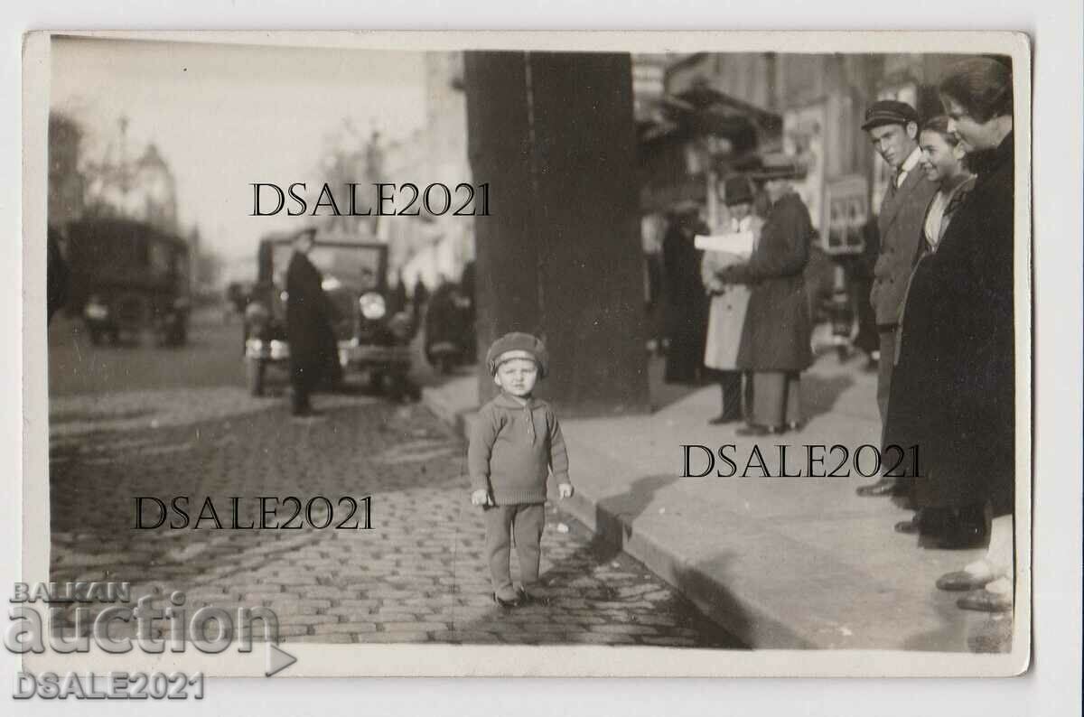 България СОФИЯ снимка 1920те момче на улицата автомобил