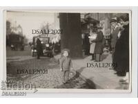 България СОФИЯ снимка 1920те момче на улицата автомобил