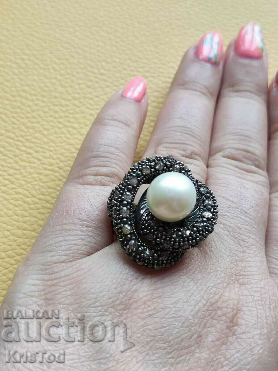 Antique ring in gold: 9K and silver: 925, with diamonds